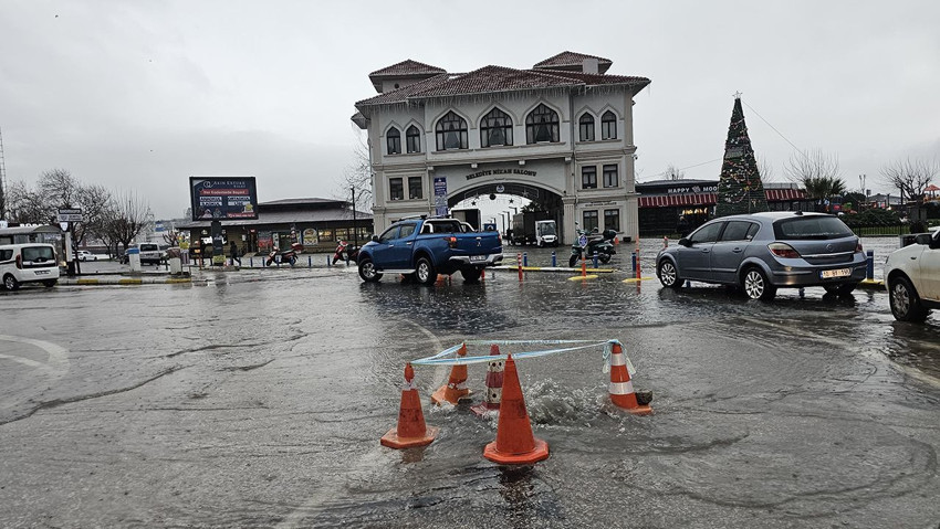 Sağanak Balıkesir'i vurdu: Rögarlar patladı, yollar göle döndü - Resim: 1