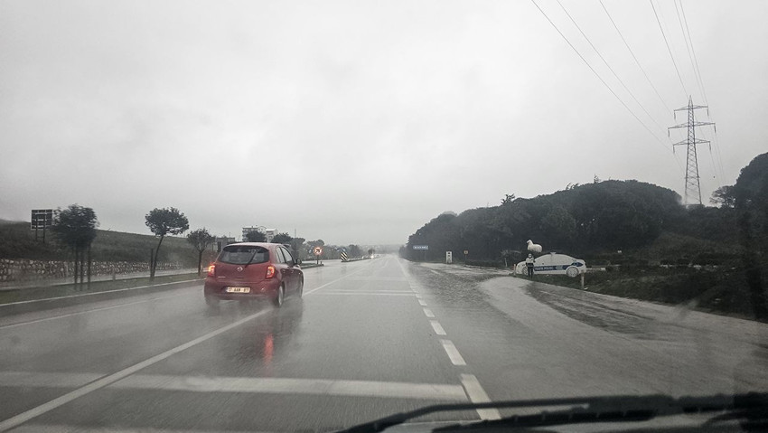 Sağanak Balıkesir'i vurdu: Rögarlar patladı, yollar göle döndü - Resim: 2