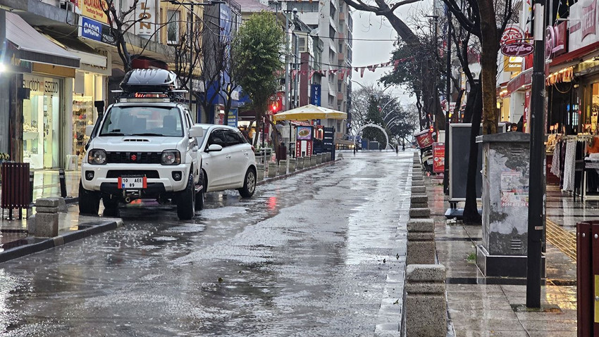 Sağanak Balıkesir'i vurdu: Rögarlar patladı, yollar göle döndü - Resim: 3