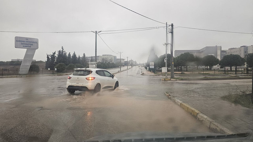 Sağanak Balıkesir'i vurdu: Rögarlar patladı, yollar göle döndü - Resim: 4