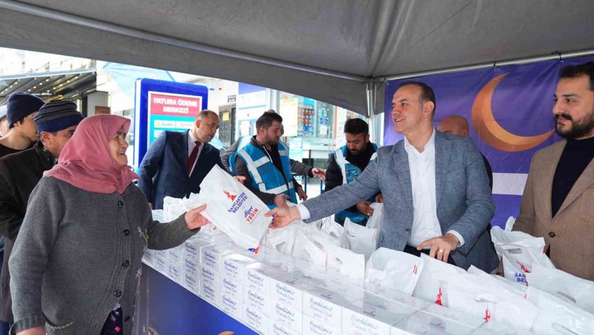 Sancaktepe Belediyesi’nden vatandaşlara kandil simidi ikramı