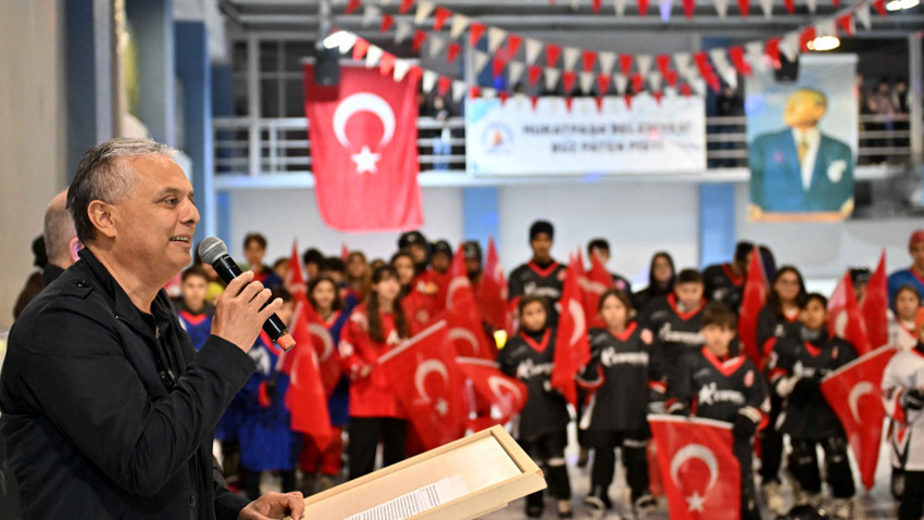 Muratpaşa Belediyesi, Akdeniz'in ilk ve tek doğal buz pistini hizmete açtı