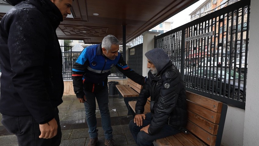 Üsküdar'da kışın sokakta kalan vatandaşlar otellerde misafir ediliyor