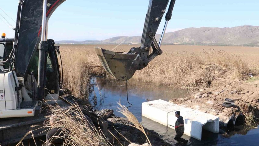 Manisa Büyükşehir Belediyesi'nden çiftçiyi rahatlatan çalışma