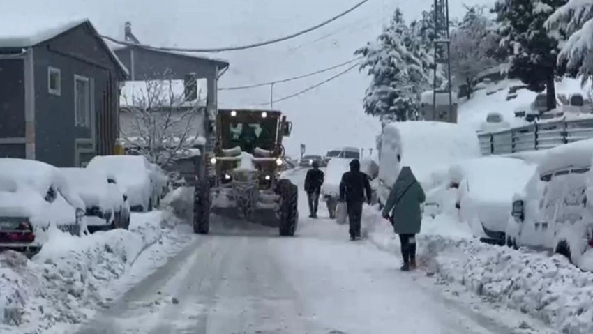 Kara gömülen Artvin'de okullar bir gün daha tatil edildi