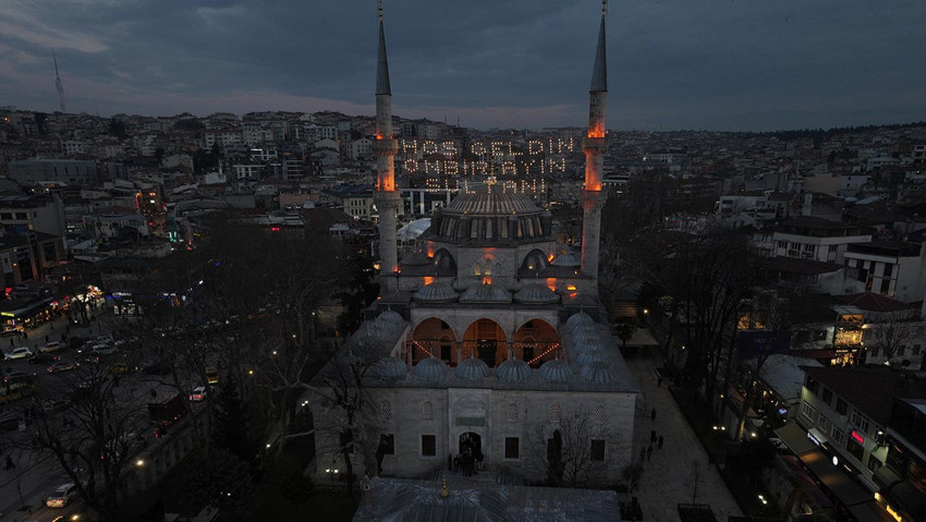 Üsküdar'da çifte ezan geleneği yaşatılıyor