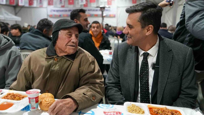 Manisa Büyükşehir Belediye Başkanı Zeyrek, vatandaşlarla iftarda buluştu
