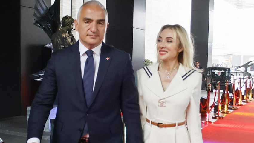 Kültür Bakanı'nın ek ücret uygulamasını destekleyen eşine tepki yağıyor