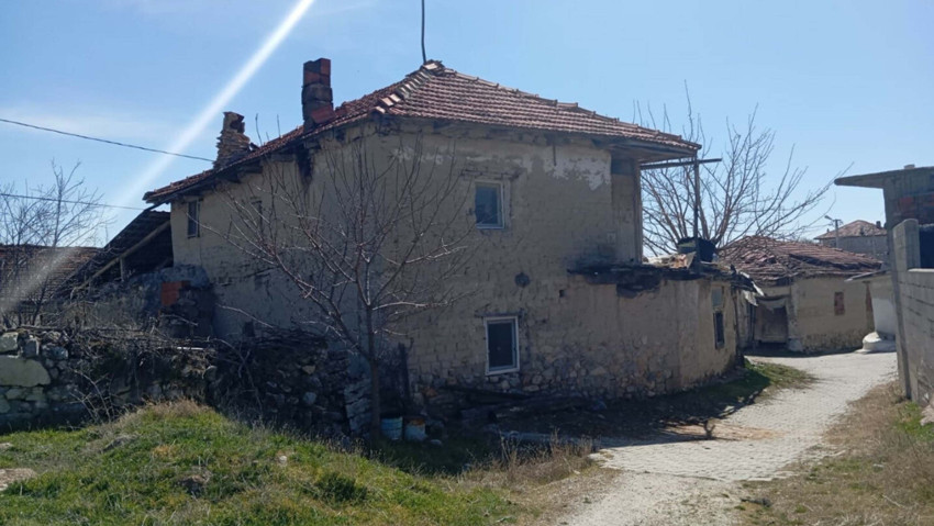 Babasını sopayla dövüp, başını taşla ezerek öldürdü