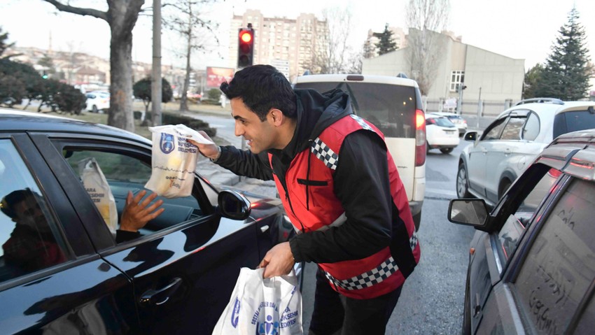 Ankara'da iftara yetişemeyen vatandaşlara motorkuryelerle kumanya dağıtılıyor