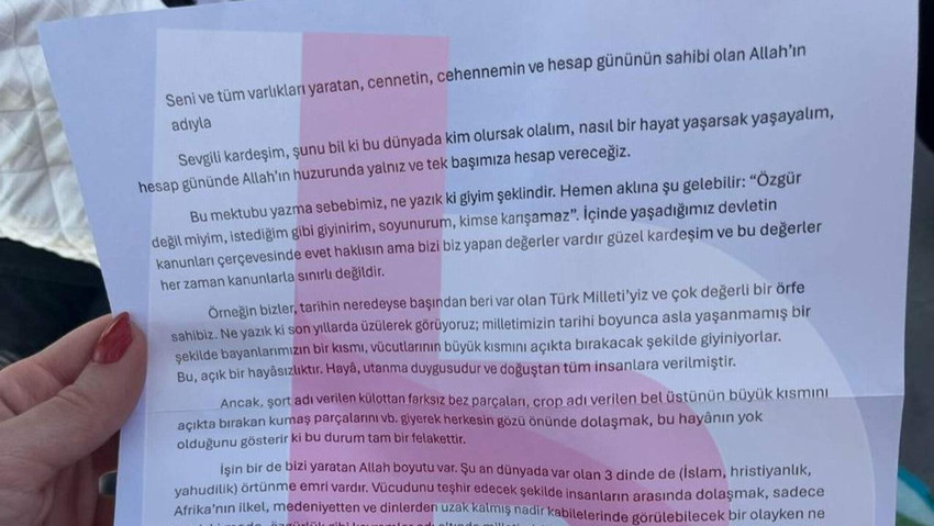 Başı açık kadın ve kız öğrencilerin önünü kesip bu bildirileri dağıttılar