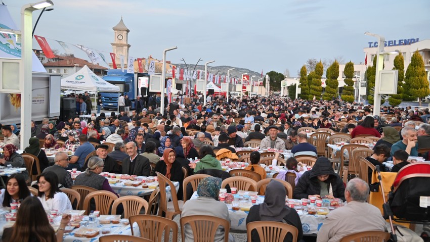 Manisa Büyükşehir Belediyesi, Selendi'de iftar sofrası kurdu