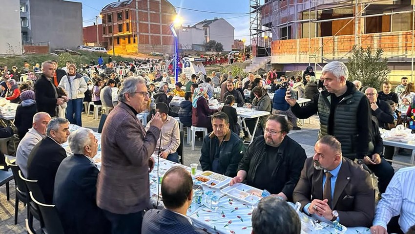 Bandırma Belediye Başkanı Mirza, Ayyıldız Mahallesi'nde vatandaşlarla iftar yaptı