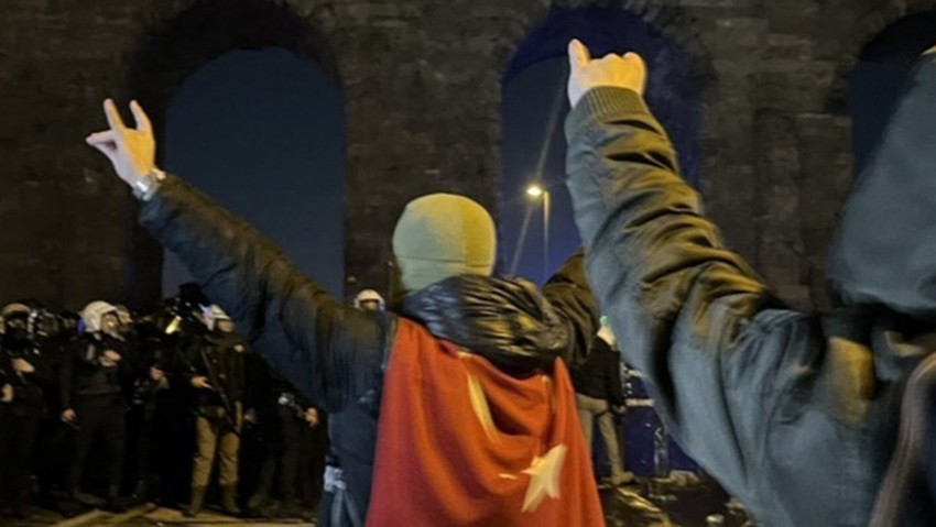 Polis barikatı önünde ''bozkurt'' yapan ülkücüler MHP'yi kızdırdı