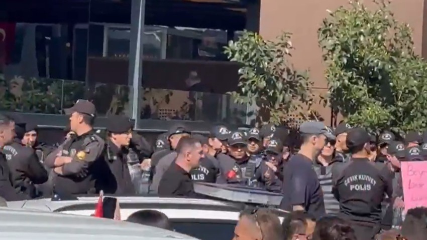 Polis Özel'in boykot listesindeki Espressolab'in önünde