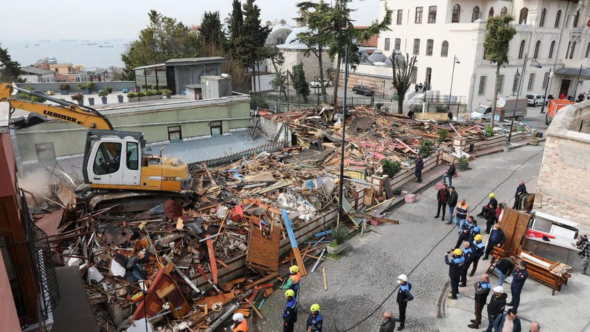 İBB, Sultanahmet'teki ruhsatsız yapıları yıktı