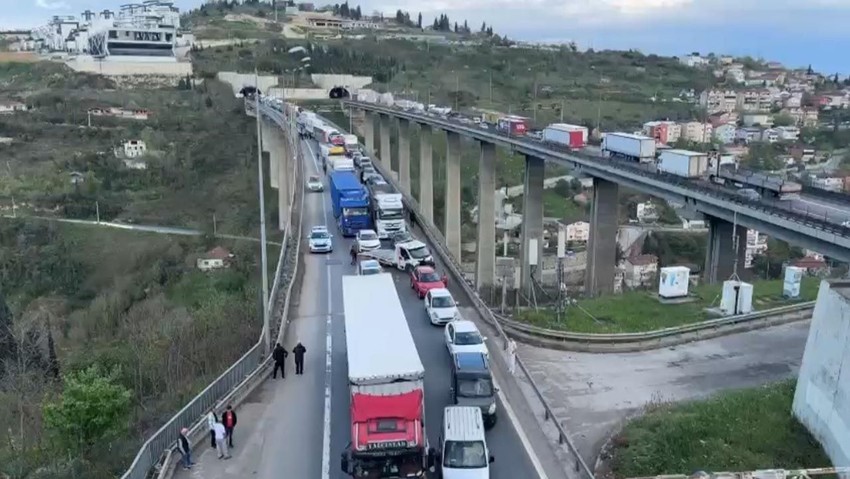 TEM'de 8 araç birbirine girdi; İstanbul yönü ulaşıma kapandı - Resim: 3