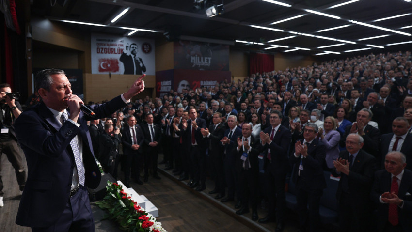 Özgür Özel yeniden genel başkan seçildi!