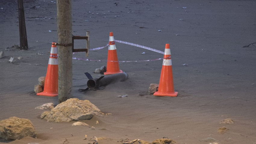 Akdeniz sahillerinde büyük panik: Dalgalarla kıyıya bir roket vurdu - Resim: 1