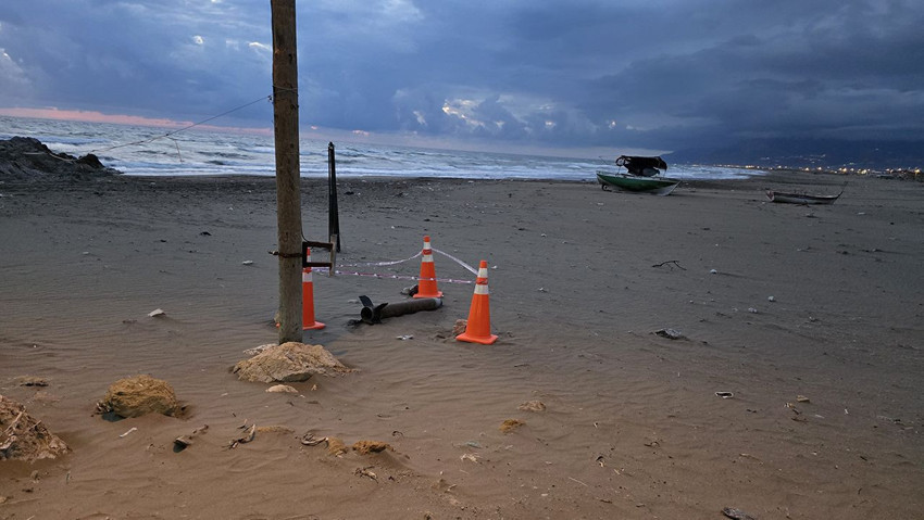 Akdeniz sahillerinde büyük panik: Dalgalarla kıyıya bir roket vurdu - Resim: 4