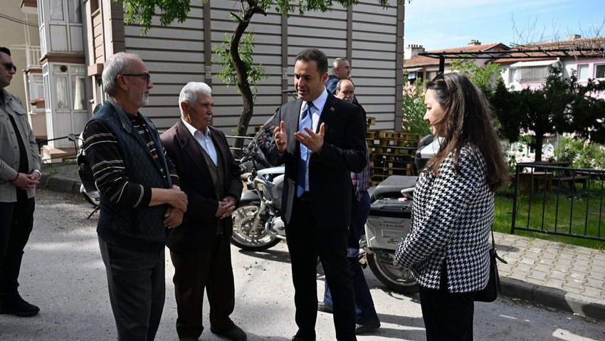 Balıkesir'de Başkan Akın, kolları sıvadı sahaya indi