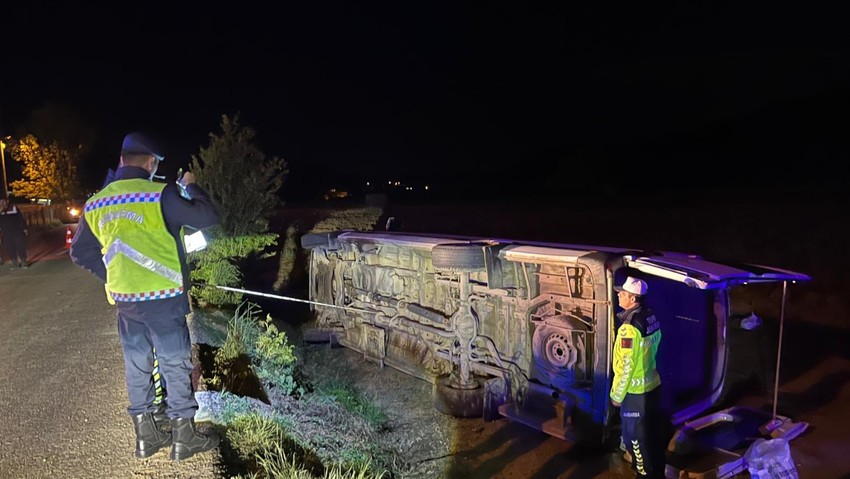 Şoför yolculara para üstü verirken minibüs şarampole uçtu
