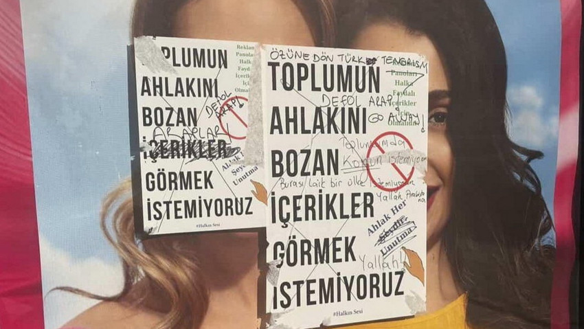 Gericiler gülümseyen kadın fotoğrafının yer aldığı reklam afişine saldırdı