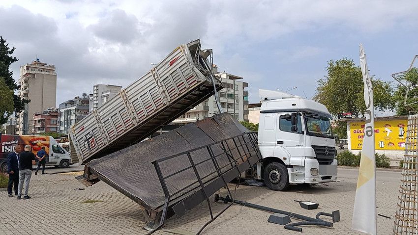 Yine bir damperli trafik canavarı yine bir üst geçit - Resim: 1