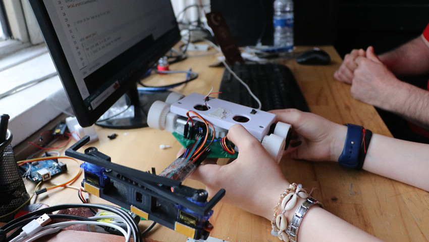 Liseliler geliştirdi... Bayrağımızı KKTC'ye götürüp göndere çeken robot ödül getirdi