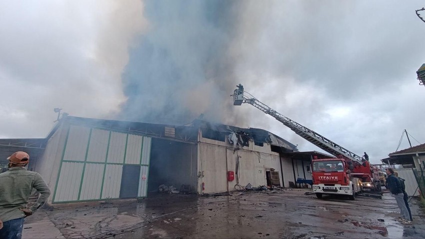 Sakarya'da fabrika yangını: Dumanlar her yerden görülüyor - Resim: 4