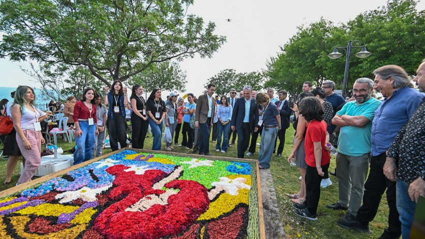 Muratpaşa çiçeklerle açık hava galerisine döndü