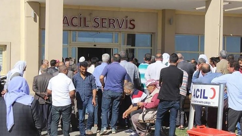 Polis merkezi önünde taşlı sopalı kavga: Yaralılar var