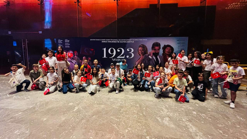 Manisa'da ÇKSM Öğrencileri Zorlu PSM’de Cumhuriyet’in Büyüleyici Hikayesini İzledi