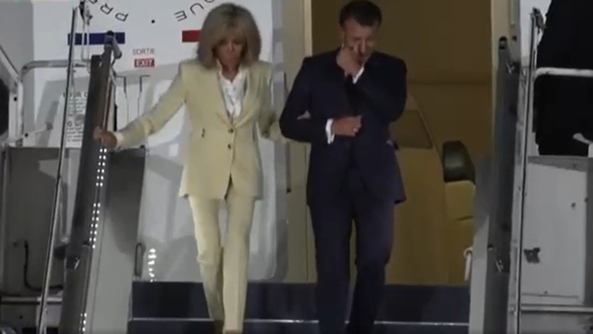 Macron çiftinin tokat gerginliği bitti; bu sefer uçaktan böyle indiler
