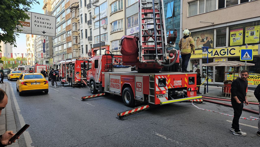 İstanbul'un göbeğinde restoranda başlayan yangın yanındaki 2 binaya sıçradı - Resim: 2