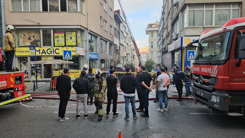 İstanbul'un göbeğinde restoranda başlayan yangın yanındaki 2 binaya sıçradı - Resim: 3