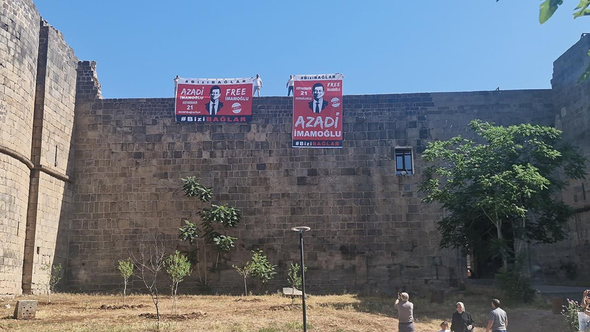 Diyarbakır surlarında pankart krizi! Polis el koydu - Resim: 2