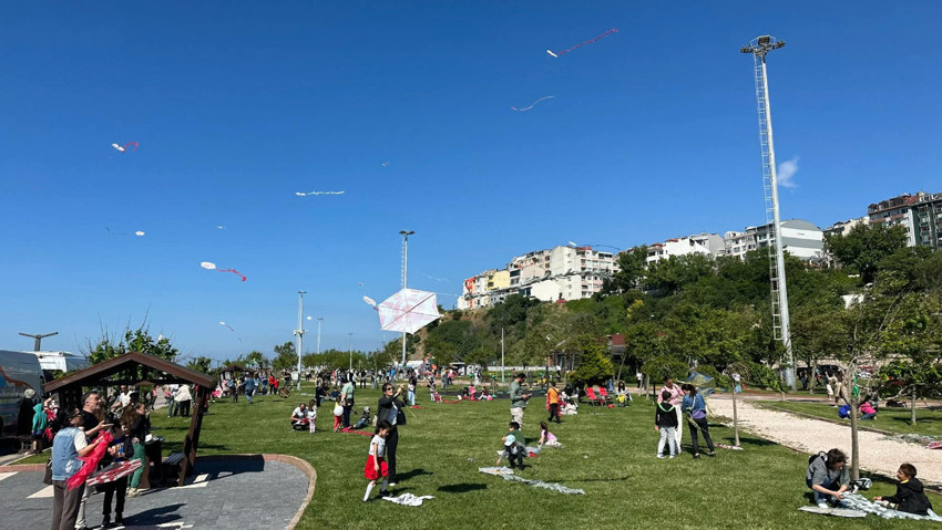 Bandırma'da festival coşkusu: Uçurtmalar gökyüzünü renklendirdi
