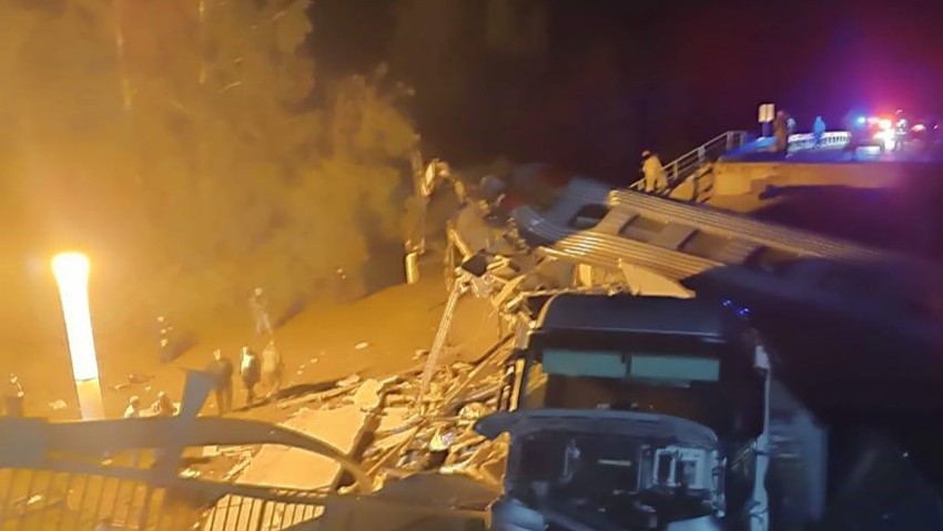 Köprü çöktü, tren raydan çıktı: Ölü ve yaralılar var