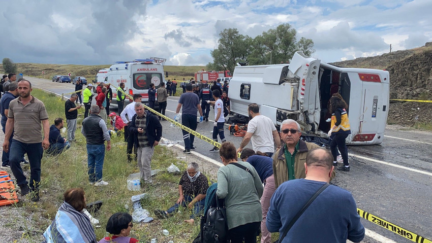 Midibüs şarampole uçtu: Ölü ve yaralılar var