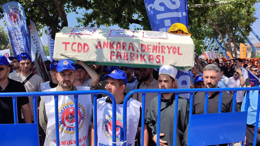 Ankara'da ''düşük zam'' eylemi: Maliye Bakanlığı'na yürüdüler - Resim: 1