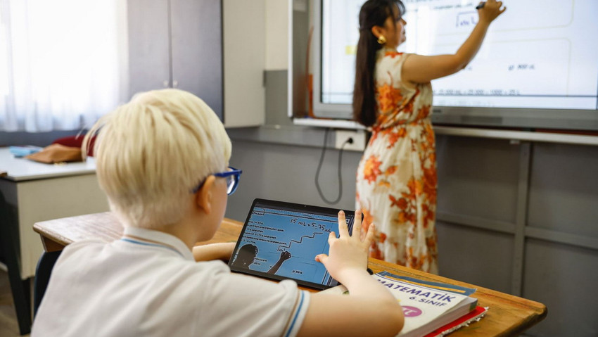 Türk Telekom’un ‘TahtApp’ uygulaması ile az gören çocuklar sınıflarda engelleri aşıyor