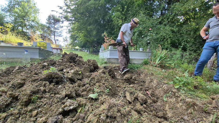 Kendi kazdığı mezarına girip yakınlarına ''beni unutmayın'' mesajını gönderdi... - Resim: 1