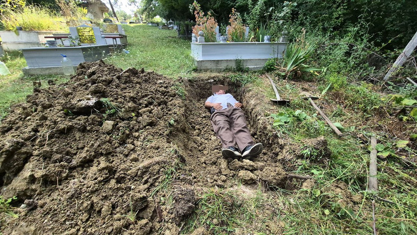 Kendi kazdığı mezarına girip yakınlarına ''beni unutmayın'' mesajını gönderdi... - Resim: 2