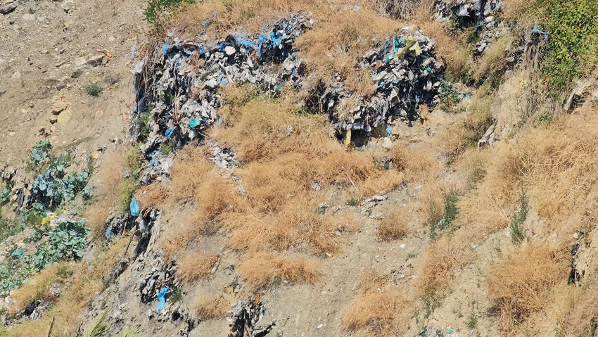 Türkiye'nin maviyle yeşilinin buluştuğu cennet sahilindeki çöp dağları mide bulandırıd - Resim: 2