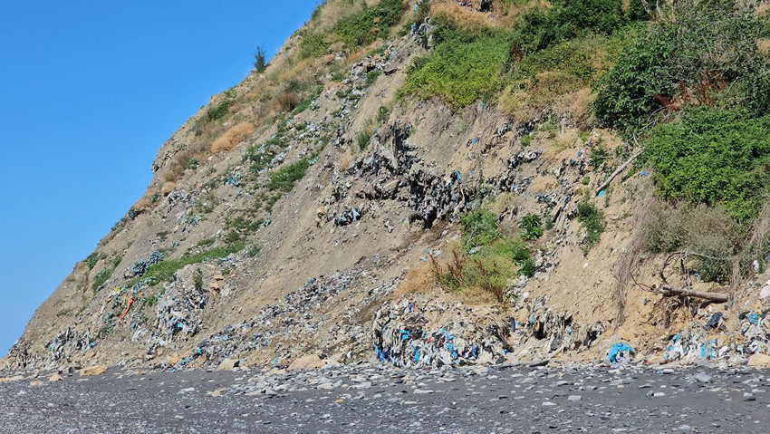 Türkiye'nin maviyle yeşilinin buluştuğu cennet sahilindeki çöp dağları mide bulandırıd - Resim: 3