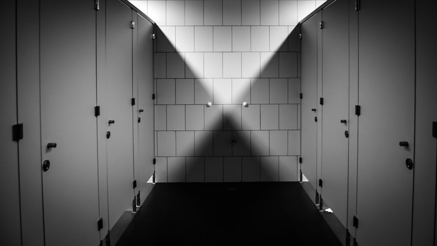 AVM'nin kadınlar tuvaletinde iğrenç taciz! Tekme tokat dövdüler