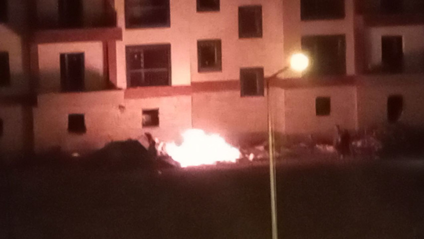 TOKİ şantiyesinde yangın paniği: Alevleri kumla müdahale ettiler - Resim: 1