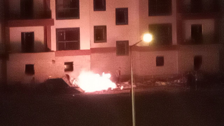 TOKİ şantiyesinde yangın paniği: Alevleri kumla müdahale ettiler - Resim: 2