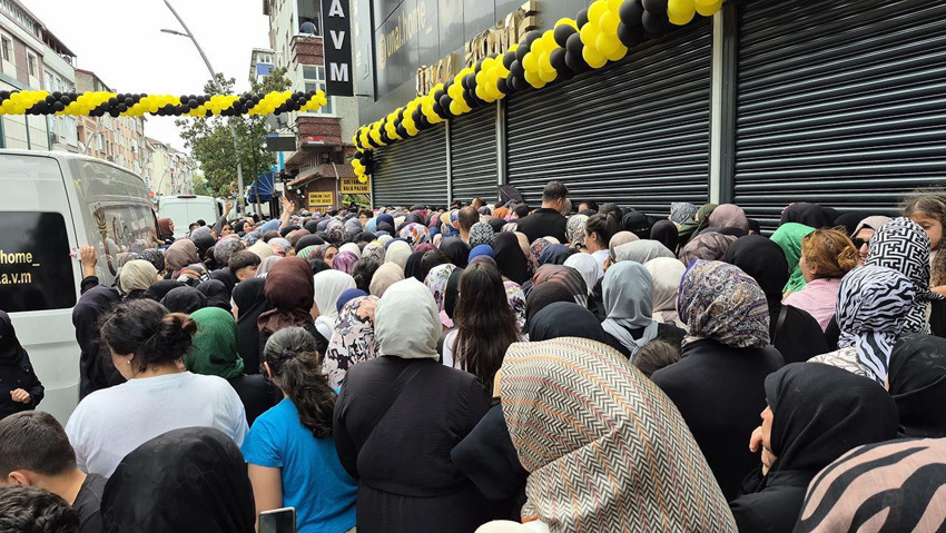 İstanbul'da mağaza açılışında ortalık karıştı - Resim: 1